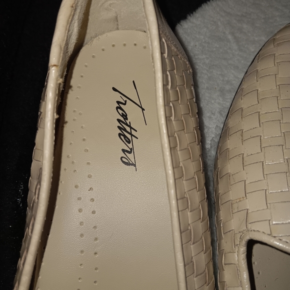 Trotters Liz leather Loafers size 10m. Bone tan color.l like new pre-owned - Picture 8 of 8